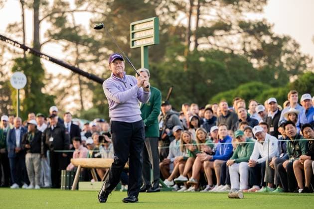 250410 Tom Watson of the United States plays his shot from the first tee in the Honorary Starters ceremony during the first round of the 2025 Masters Golf Tournament on April 10, 2025 in Augusta. Photo: Petter Arvidson BILDBYRAN kod PA PA1007 bbeng golf masters the masters augusta us masters Copyright: PETTERxARVIDSON BB250410PA012