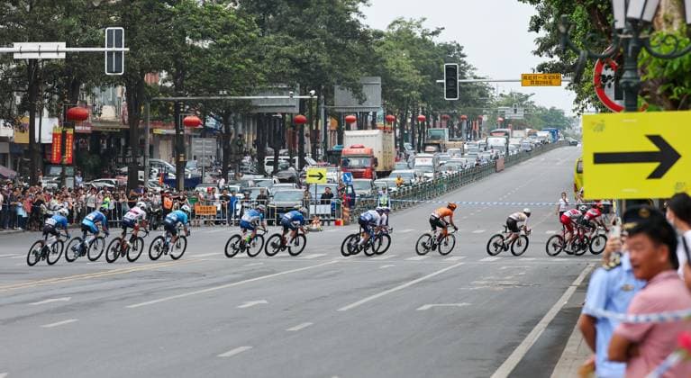 (250410) -- DONGFANG, April 10, 2025 -- Cyclists compete during Stage 4 at the 16th Tour of Hainan cycling race from Baoting to Dongfang, south China s Hainan Province, April 10, 2025. ) (SP)CHINA-HAINAN-DONGFANG-CYCLING-TOUR OF HAINAN (CN) YangxGuanyu 