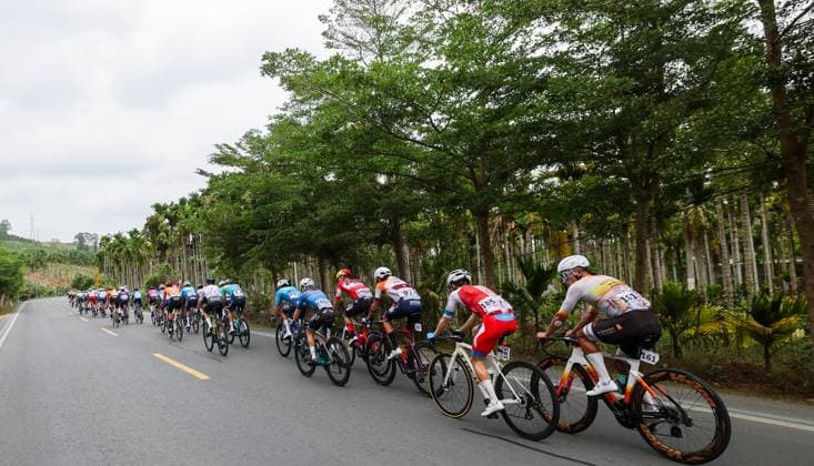 (250410) -- DONGFANG, April 10, 2025 -- Cyclists compete during Stage 4 at the 16th Tour of Hainan cycling race from Baoting to Dongfang, south China s Hainan Province, April 10, 2025. ) (SP)CHINA-HAINAN-DONGFANG-CYCLING-TOUR OF HAINAN (CN) YangxGuanyu 
