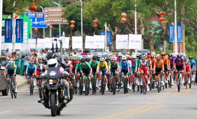(250410) -- DONGFANG, April 10, 2025 -- Cyclists compete during Stage 4 at the 16th Tour of Hainan cycling race from Baoting to Dongfang, south China s Hainan Province, April 10, 2025. ) (SP)CHINA-HAINAN-DONGFANG-CYCLING-TOUR OF HAINAN (CN) YangxGuanyu 