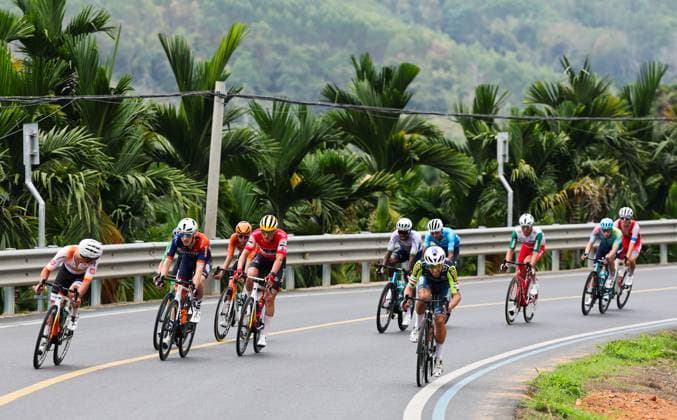 (250410) -- DONGFANG, April 10, 2025 -- Cyclists compete during Stage 4 at the 16th Tour of Hainan cycling race from Baoting to Dongfang, south China s Hainan Province, April 10, 2025. ) (SP)CHINA-HAINAN-DONGFANG-CYCLING-TOUR OF HAINAN (CN) YangxGuanyu 