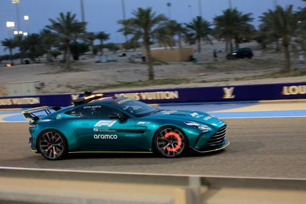 10.04.2025, Bahrain International Circuit, Sakhir, Formula 1 Gulf Air Bahrain Grand Prix 2025 ,im Bild Glühende Bremsscheiben beim Aston Martin Safety Car. (Photo by Hasan Bratic DeFodi Images)