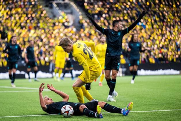 250410 Gustav Isaksen of Lazio and Jens Petter Hauge of Bodo Glimt during the UEFA Europa League quarter-final football match between Bodo Glimt and Lazio on April 10, 2025 in Bodo. Photo: Marius Simensen BILDBYRAN COP 238 bbeng bodo bodo glimt football fotball fotboll kvartfinale lazio quarter-final soccer uefa europa league Copyright: MARIUSxSIMENSEN BB250410BB600