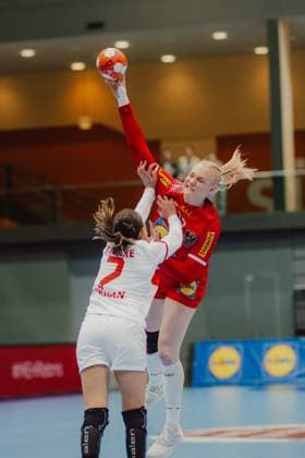 Sport Themen der Woche KW15 Sport Bilder des Tages HANDBALL - IHF Women WC quali, AUT vs TUR SCHWECHAT,AUSTRIA,10.APR.25 - HANDBALL - IHF World Women s Handball Championship, qualification, play off, OEHB international match, Länderspiel, Nationalmannschaft Austria vs Turkey. Image shows Johanna Reichert (AUT).  GEPAxpictures xAlexanderxSolc