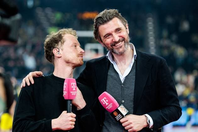 Bilder des Jahres 2025, Sport 04 April Sport Themen der Woche KW15 Sport Bilder des Tages Turkish Airlines EuroLeague: FC Bayern München - Fenerbahce Beko Istanbul; 10.04.2025 Per Günther (Magenta Experte) und Marko Pesic (Geschäftsführer FC Bayern München Basketball) im Interview Turkish Airlines EuroLeague: FC Bayern München - Fenerbahce Beko Istanbul, München, SAP Garden am 10.04.2025 *** Turkish Airlines EuroLeague FC Bayern Munich Fenerbahce Beko Istanbul 10 04 2025 Per Günther Magenta Sport Expert and Marko Pesic Managing Director FC Bayern Munich Basketball in an interview Turkish Airlines EuroLeague FC Bayern Munich Fenerbahce Beko Istanbul, Munich, SAP Garden on 10 04 2025 Copyright: xBEAUTIFULxSPORTS Wunderlx