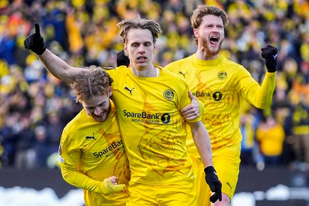 Sport Themen der Woche KW15 Sport Bilder des Tages UEFA Europa League 24 25, kvartfinale, 1.kamp, Bodo Glimt - Lazio Bodo 20250410. Bodo Glimts Ole Didrik Blomberg (t.v.) og Kasper Hogh (t.h.) jubler etter 1-0 malet til Ulrik Saltnes under den forste kvartfinalekamp i fotball i UEFA Europa League mellom Bodo Glimt og Lazio pa Aspmyra stadion i Bodo. Foto: Lise Aserud NTB Bodo Norge EDITORIAL USE ONLY. RESTRICTED USE FOR BETTING COMPANIES Ref:_SPOdQAClCFlGn8.jpg *** UEFA Europa League 24 25, quarter final, 1 match, Bodo Glimt Lazio Bodo 20250410 Bodo Glimts Ole Didrik Blomberg left and Kasper Hogh right celebrate after scoring 10 goals to Ulrik Saltnes during the first UEFA Europa League quarter final match between Bodo Glimt and Lazio at Aspmyra Stadium in Bodo Photo Lise Aserud NTB Bodo Norge EDITORIAL USE ONLY RESTRICTED USE FOR BETTING COMPANIES  Copyright: xLisexAserudx xNTBx