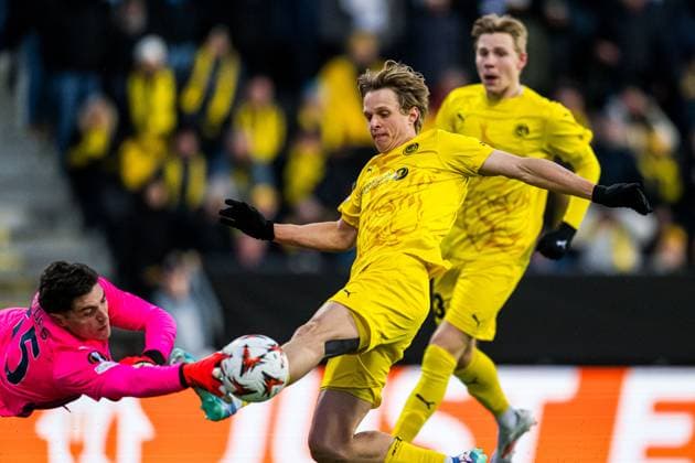 250410 Ulrik Saltnes of Bodo Glimt missing a chance to score on goalkeeper Christos Mandas of Lazio during the UEFA Europa League quarter-final football match between Bodo Glimt and Lazio on April 10, 2025 in Bodo. Photo: Marius Simensen BILDBYRAN COP 238 bbeng bodo bodo glimt football fotball fotboll kvartfinale lazio quarter-final soccer uefa europa league Copyright: MARIUSxSIMENSEN BB250410BB917