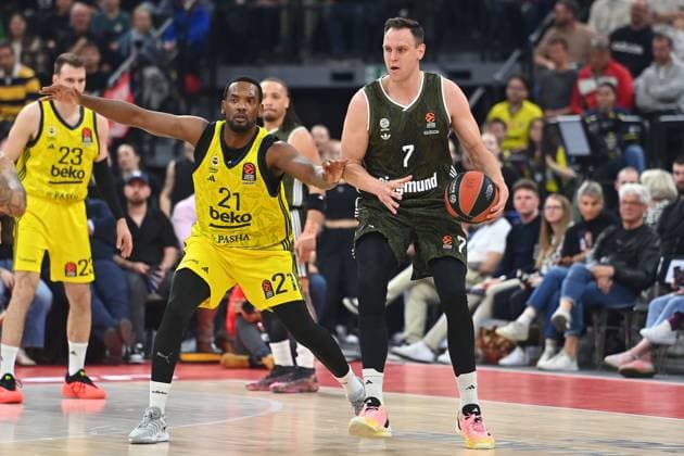 Johannes VOIGTMANN (FCB), Aktion,Zweikampf gegen Dyshawn PIERRE(Fenerbahce). Basketball Euro League,Saison 2024 2025 FC Bayern Muenchen-Fenerbahce Istanbul am 10.04.2025, S A P G A R D EN