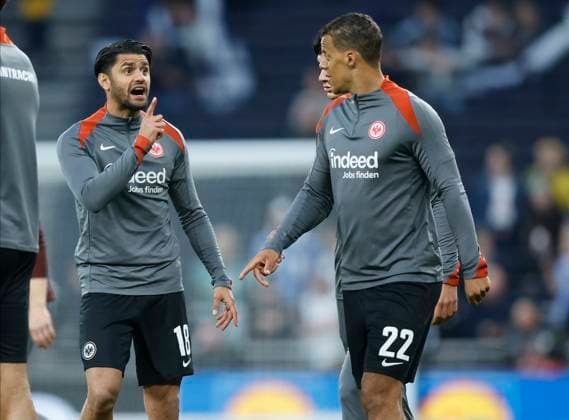 Tottenham Hotspur v Eintracht Frankfurt - UEFA Europa League 2024 25 Quarter Final First Leg Mahmoud Dahoud of Eintracht Frankfurt and Timmy Chandler of Eintracht Frankfurt warm up before the UEFA Europa League 2024 25 Quarter Final First Leg match between Tottenham Hotspur and Eintracht Frankfurt at Tottenham Hotspur Stadium on April 10, 2025 in London, England. London Tottenham Hotspur Stadium England United Kingdom Copyright: xNigelxFrench Sportsphoto APLx 14125009