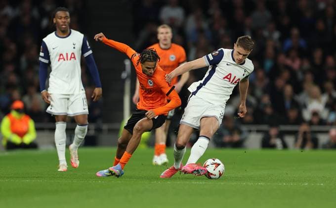 10.04.2025, Fussball UEFA Europa League Viertelfinale Hinspiel, Tottenham Hotspur - Eintracht Frankfurt, emonline, emspor, v.l., Jean-Matteo Bahoya (Eintracht Frankfurt), Micky van de Ven (Tottenham Hotspur) DFL DFB REGULATIONS PROHIBIT ANY USE OF PHOTOGRAPHS AS IMAGE SEQUENCES AND OR QUASI-VIDEO. xdcx Copyright: HMBxMedia Claus