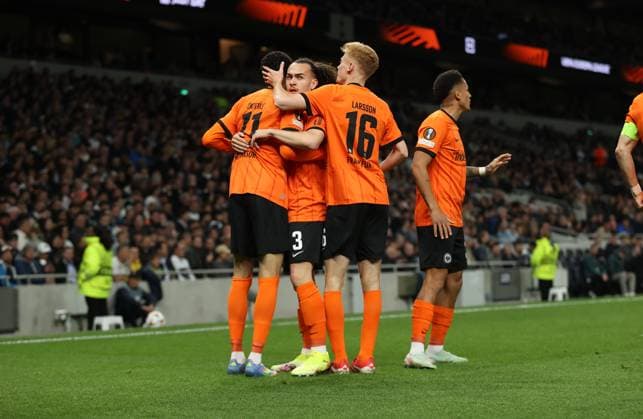 10.04.2025, Fussball UEFA Europa League Viertelfinale Hinspiel, Tottenham Hotspur - Eintracht Frankfurt, emonline, emspor, v.l., Torjubel zum 0:1 durch Hugo Ekitike (Eintracht Frankfurt), Arthur Theate (Eintracht Frankfurt), Hugo Larsson (Eintracht Frankfurt), Goal celebration, celebrate the goal DFL DFB REGULATIONS PROHIBIT ANY USE OF PHOTOGRAPHS AS IMAGE SEQUENCES AND OR QUASI-VIDEO. xdcx Copyright: HMBxMedia Claus