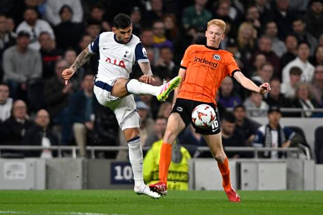 Spurs vs Eintracht Frankfurt Europa League Cristian Romero of Tottenham Hotspur clashes with Hugo Larsson of Eintracht Frankfurt during the Spurs vs Eintracht Frankfurt UEFA Europa League Quarter-Final Leg 1 of 2t at the Tottenham Hotspur Stadium London. London Tottenham Hotspur Stadium UK Copyright: xMartinxDaltonx Spurs_vs_Frankfurt_100425_MD_005