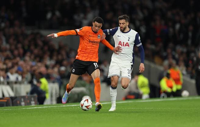 10.04.2025, Fussball UEFA Europa League Viertelfinale Hinspiel, Tottenham Hotspur - Eintracht Frankfurt, emonline, emspor, v.l., Hugo Ekitike (Eintracht Frankfurt), Rodrigo Bentancur (Tottenham Hotspur) DFL DFB REGULATIONS PROHIBIT ANY USE OF PHOTOGRAPHS AS IMAGE SEQUENCES AND OR QUASI-VIDEO. xdcx Copyright: HMBxMedia Claus