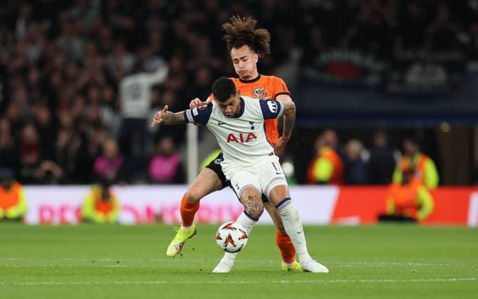 10.04.2025, Fussball UEFA Europa League Viertelfinale Hinspiel, Tottenham Hotspur - Eintracht Frankfurt, emonline, emspor, v.l., Cristian Romero (Tottenham Hotspur), Arthur Theate (Eintracht Frankfurt) DFL DFB REGULATIONS PROHIBIT ANY USE OF PHOTOGRAPHS AS IMAGE SEQUENCES AND OR QUASI-VIDEO. xdcx Copyright: HMBxMedia Claus