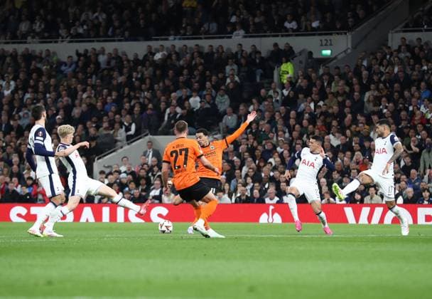 10.04.2025, xtgx, Fussball Europa League 1 4 Finale, Tottenham Hotspur - Eintracht Frankfurt v.l. Hugo Ekitike (Eintracht Frankfurt) Goal scored, erzielt das Tor zum 0:1 (DFL DFB REGULATIONS PROHIBIT ANY USE OF PHOTOGRAPHS as IMAGE SEQUENCES and or QUASI-VIDEO) London