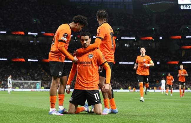 10.04.2025, xtgx, Fussball Europa League 1 4 Finale, Tottenham Hotspur - Eintracht Frankfurt v.l. Jean-Matteo Bahoya (Eintracht Frankfurt), Hugo Ekitike (Eintracht Frankfurt), Nathaniel Brown (Eintracht Frankfurt) celebrate the goal, Der Torjubel zum 0:1 (DFL DFB REGULATIONS PROHIBIT ANY USE OF PHOTOGRAPHS as IMAGE SEQUENCES and or QUASI-VIDEO) London