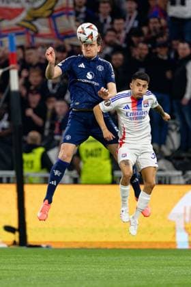 Sport Bilder des Tages Lyon, France, April 10 2025 : Harry Maguire (5 Manchester United, ManU jumps for a header during the UEFA Europa League game between Olympique Lyonnais and Manchester United at Groupama Stadium in Lyon, France (Giuseppe Velletri SPP) Copyright: xGiuseppexVelletrix xSPPx spp-en-GiVeSp-DZ9_4694