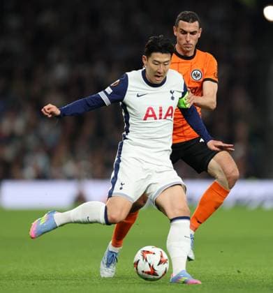 10.04.2025, Fussball UEFA Europa League Viertelfinale Hinspiel, Tottenham Hotspur - Eintracht Frankfurt, emonline, emspor, v.l., Heung-min Son (Tottenham Hotspur), Ellyes Skhiri (Eintracht Frankfurt) DFL DFB REGULATIONS PROHIBIT ANY USE OF PHOTOGRAPHS AS IMAGE SEQUENCES AND OR QUASI-VIDEO. xdcx Copyright: HMBxMedia Claus