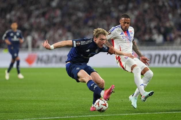 Rasmus Hojlund of Man Utd and Corentin Tolisso of Lyon Olympique Lyonnais v Manchester United, ManU UEFA Europa League, Quarter Final, First Leg, Football, Groupama Stadium, Lyon, France - 10 Apr 2025 EDITORIAL USE ONLY No use with unauthorised audio, video, data, fixture lists, club league logos or live services. Online in-match use limited to 120 images, no video emulation. No use in betting, games or single club league player publications. Copyright: xDavexWinter Shutterstockx 15243617aq