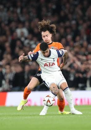 10.04.2025, xtgx, Fussball Europa League 1 4 Finale, Tottenham Hotspur - Eintracht Frankfurt v.l. Cristian Romero of Tottenham Hotspur, Arthur Theate (Eintracht Frankfurt) (DFL DFB REGULATIONS PROHIBIT ANY USE OF PHOTOGRAPHS as IMAGE SEQUENCES and or QUASI-VIDEO) London