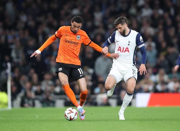 10.04.2025, xtgx, Fussball Europa League 1 4 Finale, Tottenham Hotspur - Eintracht Frankfurt v.l. Hugo Ekitike (Eintracht Frankfurt), Rodrigo Bentancur of Tottenham Hotspur (DFL DFB REGULATIONS PROHIBIT ANY USE OF PHOTOGRAPHS as IMAGE SEQUENCES and or QUASI-VIDEO) London
