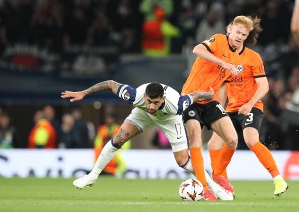 10.04.2025, xtgx, Fussball Europa League 1 4 Finale, Tottenham Hotspur - Eintracht Frankfurt v.l. Cristian Romero of Tottenham Hotspur, Hugo Larsson (Eintracht Frankfurt), Arthur Theate (Eintracht Frankfurt) (DFL DFB REGULATIONS PROHIBIT ANY USE OF PHOTOGRAPHS as IMAGE SEQUENCES and or QUASI-VIDEO) London