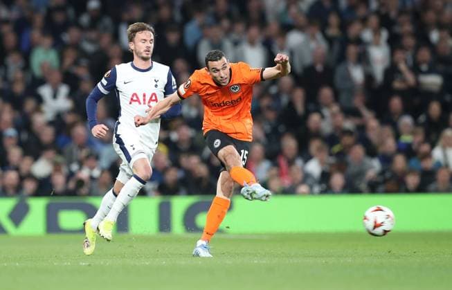 10.04.2025, xtgx, Fussball Europa League 1 4 Finale, Tottenham Hotspur - Eintracht Frankfurt v.l. James Maddison of Tottenham Hotspur, Ellyes Skhiri (Eintracht Frankfurt) (DFL DFB REGULATIONS PROHIBIT ANY USE OF PHOTOGRAPHS as IMAGE SEQUENCES and or QUASI-VIDEO) London