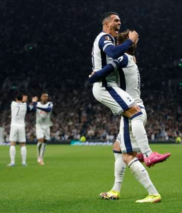 Tottenham Hotspur v Eintracht Frankfurt - UEFA Europa League 2024 25 Quarter Final First Leg Pedro Porro and James Maddison of Tottenham Hotspur celebrate equalizing goal during the UEFA Europa League 2024 25 Quarter Final First Leg match between Tottenham Hotspur and Eintracht Frankfurt at Tottenham Hotspur Stadium on April 10, 2025 in London, England. London Tottenham Hotspur Stadium England United Kingdom Copyright: xNigelxFrench Sportsphoto APLx 14125023