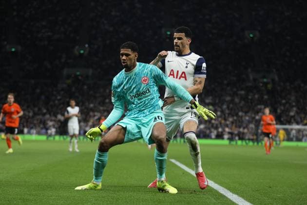 London, England, April 10th 2025: Kaua Santos of Eintracht Frankfurt protects the ball from Dominic Solanke of Tottenham Hotspur during the UEFA Europa League match between Tottenham Hotspur and Eintracht Frankfurt at Tottenham Hotspur Stadium in London, England (Alexander Canillas SPP) Copyright: xAlexanderxCanillas SPPx spp-en-AlCa-C5V_9917