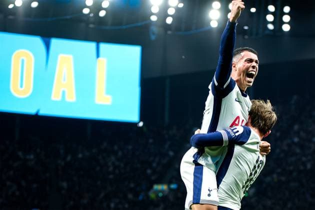 Sport Themen der Woche KW15 Sport Bilder des Tages London, England, April 10 2025: Pedro Porro (23 Tottenham Hotspur) celebrates his goal with James Maddison (10 Tottenham Hotspur) during the UEFA Europa League game between Tottenham Hotspur and Eintracht Frankfurt at Tottenham Hotspur Stadium in London, England. (Pedro Porru SPP)  Copyright: xPedroxPorrux xSPPx spp-en-PePoSp-4F8A2956_DxO