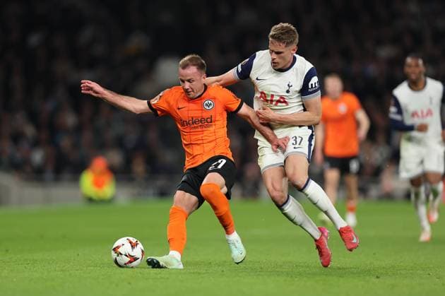 Sport Bilder des Tages 10.04.2025, Fussball UEFA Europa League Viertelfinale Hinspiel, Tottenham Hotspur - Eintracht Frankfurt, emonline, emspor, v.l., Mario Götze (Eintracht Frankfurt), Micky van de Ven (Tottenham Hotspur) DFL DFB REGULATIONS PROHIBIT ANY USE OF PHOTOGRAPHS AS IMAGE SEQUENCES AND OR QUASI-VIDEO. xdcx Copyright: HMBxMedia Claus