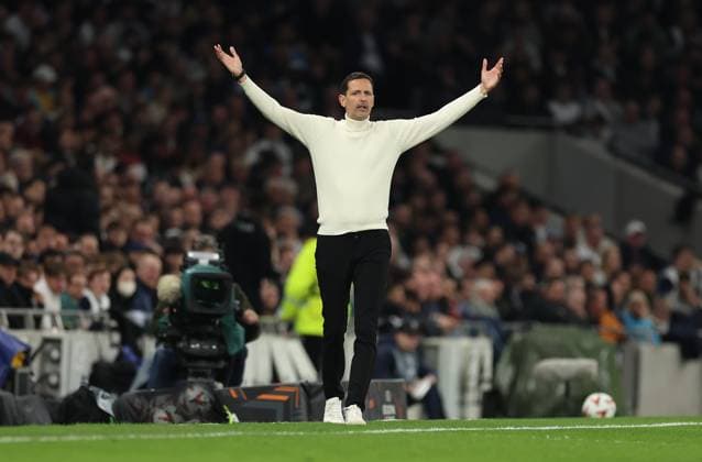 10.04.2025, Fussball UEFA Europa League Viertelfinale Hinspiel, Tottenham Hotspur - Eintracht Frankfurt, emonline, emspor, v.l., Trainer Dino Toppmöller (Eintracht Frankfurt) gibt Anweisungen, gestikuliert, mit den Armen gestikulieren gives instructions, gesticulate DFL DFB REGULATIONS PROHIBIT ANY USE OF PHOTOGRAPHS AS IMAGE SEQUENCES AND OR QUASI-VIDEO. xdcx Copyright: HMBxMedia Claus