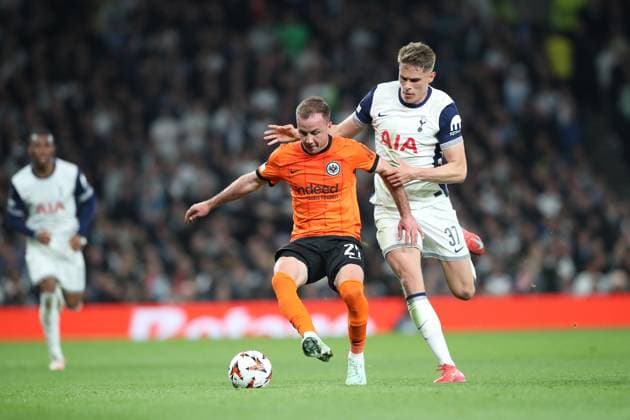 10.04.2025, xtgx, Fussball Europa League 1 4 Finale, Tottenham Hotspur - Eintracht Frankfurt v.l. Mario Götze Goetze (Eintracht Frankfurt), Micky van de Ven of Tottenham Hotspur (DFL DFB REGULATIONS PROHIBIT ANY USE OF PHOTOGRAPHS as IMAGE SEQUENCES and or QUASI-VIDEO) London