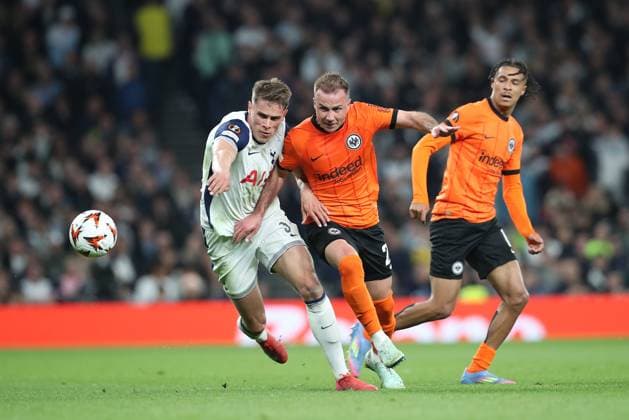 10.04.2025, xtgx, Fussball Europa League 1 4 Finale, Tottenham Hotspur - Eintracht Frankfurt v.l. Micky van de Ven of Tottenham Hotspur, Mario Götze Goetze (Eintracht Frankfurt) (DFL DFB REGULATIONS PROHIBIT ANY USE OF PHOTOGRAPHS as IMAGE SEQUENCES and or QUASI-VIDEO) London