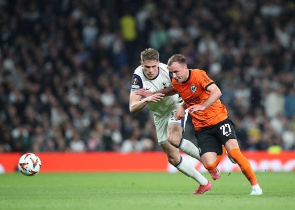 10.04.2025, xtgx, Fussball Europa League 1 4 Finale, Tottenham Hotspur - Eintracht Frankfurt v.l. Micky van de Ven of Tottenham Hotspur, Mario Götze Goetze (Eintracht Frankfurt) (DFL DFB REGULATIONS PROHIBIT ANY USE OF PHOTOGRAPHS as IMAGE SEQUENCES and or QUASI-VIDEO) London