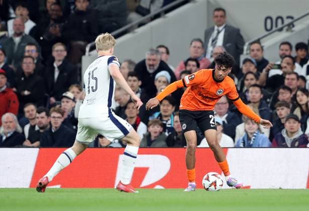 10.04.2025, xtgx, Fussball Europa League 1 4 Finale, Tottenham Hotspur - Eintracht Frankfurt v.l. Lucas Bergvall of Tottenham Hotspur, Nathaniel Brown (Eintracht Frankfurt) (DFL DFB REGULATIONS PROHIBIT ANY USE OF PHOTOGRAPHS as IMAGE SEQUENCES and or QUASI-VIDEO) London