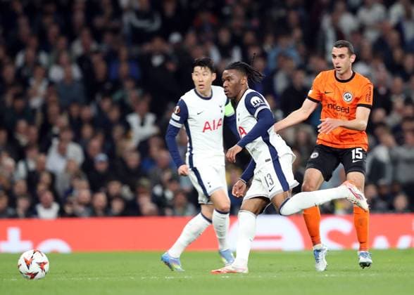 10.04.2025, xtgx, Fussball Europa League 1 4 Finale, Tottenham Hotspur - Eintracht Frankfurt v.l. Destiny Udogie (Tottenham Hotspur), Ellyes Skhiri (Eintracht Frankfurt) (DFL DFB REGULATIONS PROHIBIT ANY USE OF PHOTOGRAPHS as IMAGE SEQUENCES and or QUASI-VIDEO) London