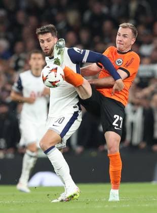 10.04.2025, xtgx, Fussball Europa League 1 4 Finale, Tottenham Hotspur - Eintracht Frankfurt v.l. Rodrigo Bentancur of Tottenham Hotspur, Mario Götze Goetze (Eintracht Frankfurt) (DFL DFB REGULATIONS PROHIBIT ANY USE OF PHOTOGRAPHS as IMAGE SEQUENCES and or QUASI-VIDEO) London