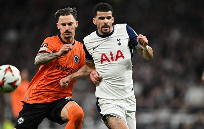 LONDON, ENGLAND - APRIL 10: Robin Koch, Dominic Solanke during the UEFA Europa League 2024 25 Quarter Final First Leg match between Tottenham Hotspur and Eintracht Frankfurt at Tottenham Hotspur Stadium on April 10, 2025 in London, England. Photo by Sebastian Frej Tottenham Hotspur v Eintracht Frankfurt - UEFA Europa League 2024 25 Quarter Final First Leg Copyright: xSebastianxFrejx