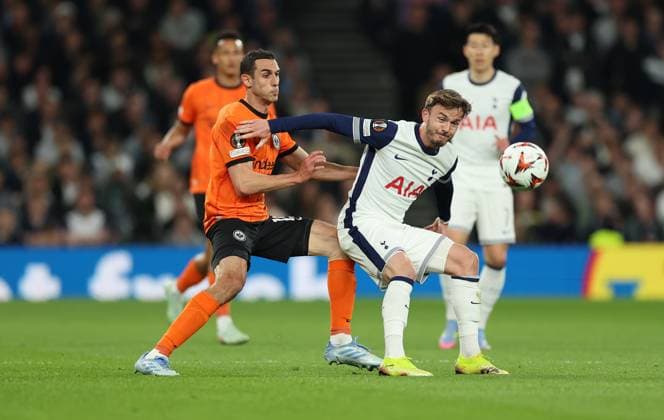 10.04.2025, Fussball UEFA Europa League Viertelfinale Hinspiel, Tottenham Hotspur - Eintracht Frankfurt, emonline, emspor, v.l., Ellyes Skhiri (Eintracht Frankfurt), James Maddison (Tottenham Hotspur) DFL DFB REGULATIONS PROHIBIT ANY USE OF PHOTOGRAPHS AS IMAGE SEQUENCES AND OR QUASI-VIDEO. xdcx Copyright: HMBxMedia Claus