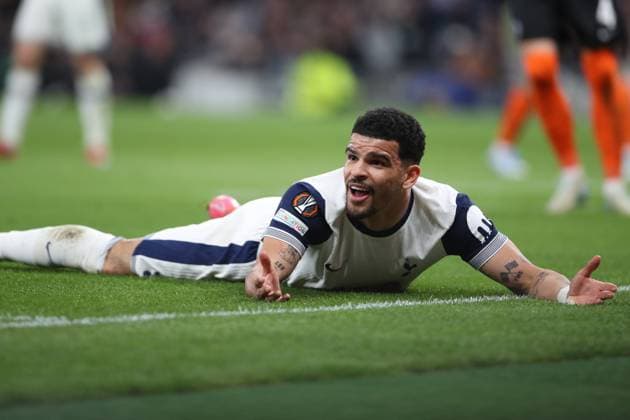 Dominic Solanke of Tottenham Hotspur on the floor looking at the linesman after being pushed Tottenham Hotspur v Eintracht Frankfurt, Football, UEFA Europa League, Tottenham Hotspur Stadium, London, UK - 10 04 2025 Editorial use only  Copyright: xAnthonyxHanc Shutterstockx 15247844i