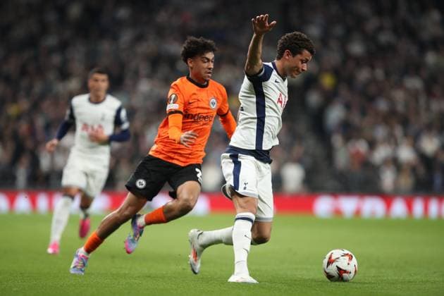 Brennan Johnson of Tottenham Hotspur in action running with the ball with Nathaniel Brown of Eintracht Frankfurt closes the distance between the two Tottenham Hotspur v Eintracht Frankfurt, Football, UEFA Europa League, Tottenham Hotspur Stadium, London, UK - 10 04 2025 Editorial use only  Copyright: xAnthonyxHanc Shutterstockx 15247844k