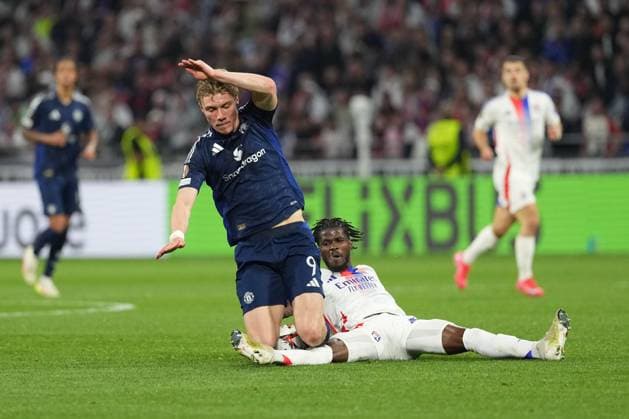 Rasmus Hojlund of Man Utd is tackled by Paul Akouokou of Lyon Olympique Lyonnais v Manchester United, ManU UEFA Europa League, Quarter Final, First Leg, Football, Groupama Stadium, Lyon, France - 10 Apr 2025 EDITORIAL USE ONLY No use with unauthorised audio, video, data, fixture lists, club league logos or live services. Online in-match use limited to 120 images, no video emulation. No use in betting, games or single club league player publications. Copyright: xDavexWinter Shutterstockx 15243617bf