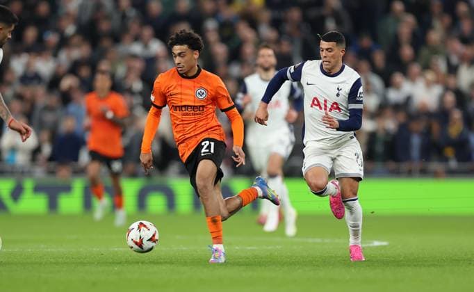 10.04.2025, Fussball UEFA Europa League Viertelfinale Hinspiel, Tottenham Hotspur - Eintracht Frankfurt, emonline, emspor, v.l., Nathaniel Brown (Eintracht Frankfurt), Pedro Porro (Tottenham Hotspur) DFL DFB REGULATIONS PROHIBIT ANY USE OF PHOTOGRAPHS AS IMAGE SEQUENCES AND OR QUASI-VIDEO. xdcx Copyright: HMBxMedia Claus