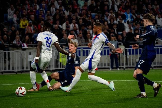 OL - Manchester United, ManU au Groupama Stadium à Décines-Charpieu le 10 avril 2025. Nicolas Liponne MAXPPP - Décines-Charpieu 10 04 2025 Match entre l Olympique Lyonnais et Manchester United pour le quart de finale aller de la ligue Europa au Groupama Stadium de Lyon, à Décines-Charpieu le 10 avril 2025. Match between Olympique Lyonnais and Manchester United for the first leg of the Europa League quarter-final at Lyon s Groupama Stadium in Décines-Charpieu on April 10, 2025. Décines-Charpieu Auvergne-Rhône-Alpes FRANCE  Copyright: xMAXPPPxNicolasxLiponnex NLP202504104807 NLP202504104807