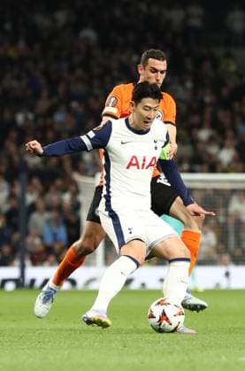 10.04.2025, xtgx, Fussball Europa League 1 4 Finale, Tottenham Hotspur - Eintracht Frankfurt v.l. Heung-Min Son of Tottenham Hotspur, Ellyes Skhiri (Eintracht Frankfurt) (DFL DFB REGULATIONS PROHIBIT ANY USE OF PHOTOGRAPHS as IMAGE SEQUENCES and or QUASI-VIDEO) London