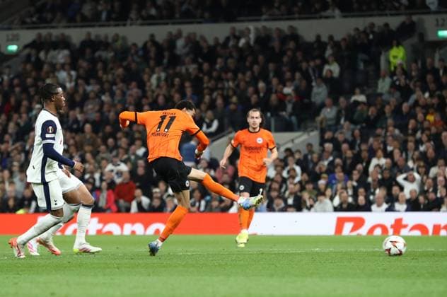 10.04.2025, xtgx, Fussball Europa League 1 4 Finale, Tottenham Hotspur - Eintracht Frankfurt v.l. Hugo Ekitike (Eintracht Frankfurt) torchance (DFL DFB REGULATIONS PROHIBIT ANY USE OF PHOTOGRAPHS as IMAGE SEQUENCES and or QUASI-VIDEO) London