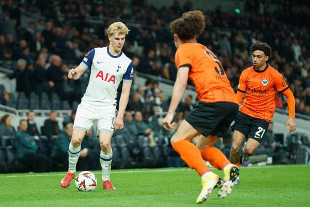 Tottenham Hotspur FC v Eintracht Frankfurt Lucas Bergvall of Tottenham Hotspur under pressure from Arthur Theate of Eintracht Frankfurt and Nathaniel Brown of Eintracht Frankfurt during the Tottenham Hotspur FC v Eintracht Frankfurt UEFA Europa League Quarter-Final 1st leg match at Tottenham Hotspur Stadium, London, England, United Kingdom on 10 April 2025 Credit: Dylan Hepworth Every Second Media Editorial use only. All images are copyright Every Second Media Limited. No images may be reproduced without prior permission. Copyright: xIMAGO EveryxSecondxMediax ESM-1410-0050 DylanxHepworthx xEveryxSecondxMediax