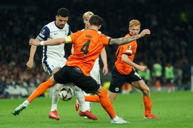 Tottenham Hotspur FC v Eintracht Frankfurt Dominic Solanke of Tottenham Hotspur and Robin Koch of Eintracht Frankfurt battling for the ball during the Tottenham Hotspur FC v Eintracht Frankfurt UEFA Europa League Quarter-Final 1st leg match at Tottenham Hotspur Stadium, London, England, United Kingdom on 10 April 2025 Credit: Dylan Hepworth Every Second Media Editorial use only. All images are copyright Every Second Media Limited. No images may be reproduced without prior permission. Copyright: xIMAGO EveryxSecondxMediax ESM-1410-0052 DylanxHepworthx xEveryxSecondxMediax