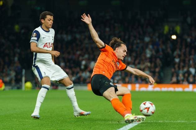 Tottenham Hotspur FC v Eintracht Frankfurt Arthur Theate of Eintracht Frankfurt under pressure from Brennan Johnson of Tottenham Hotspur during the Tottenham Hotspur FC v Eintracht Frankfurt UEFA Europa League Quarter-Final 1st leg match at Tottenham Hotspur Stadium, London, England, United Kingdom on 10 April 2025 Credit: Dylan Hepworth Every Second Media Editorial use only. All images are copyright Every Second Media Limited. No images may be reproduced without prior permission. Copyright: xIMAGO EveryxSecondxMediax ESM-1410-0054 DylanxHepworthx xEveryxSecondxMediax